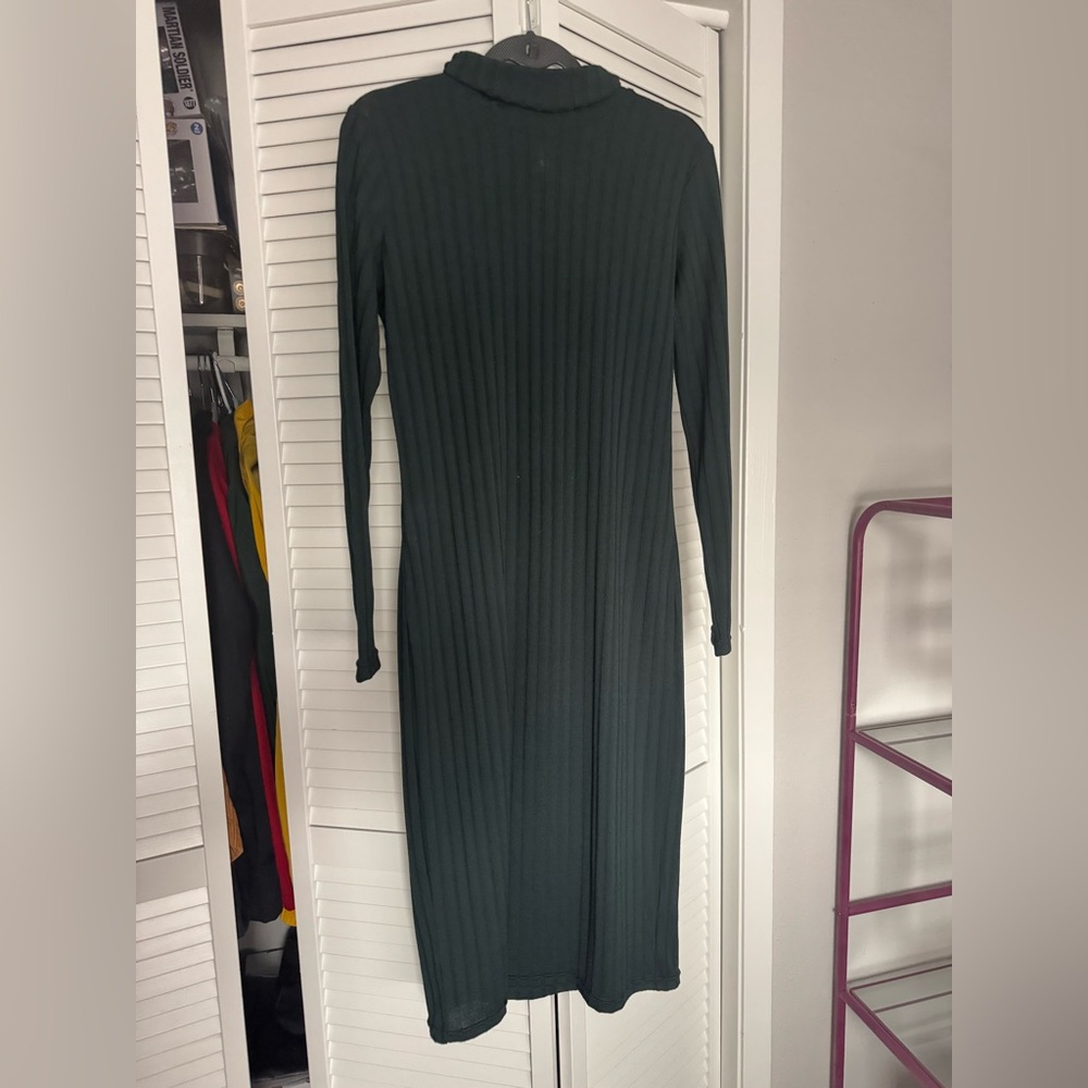 H&M Elegant Green Ribbed Dress